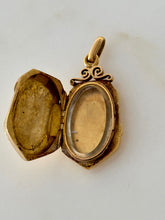 Load image into Gallery viewer, Vintage Locket 18kt
