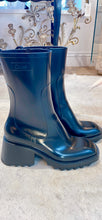 Load image into Gallery viewer, Chloé Black &quot;Betty&quot; Rain Boots
